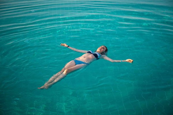 En quoi l'intégration de mécaniques de survie peut-elle renforcer l'immersion dans les jeux d'aventure narratifs ?